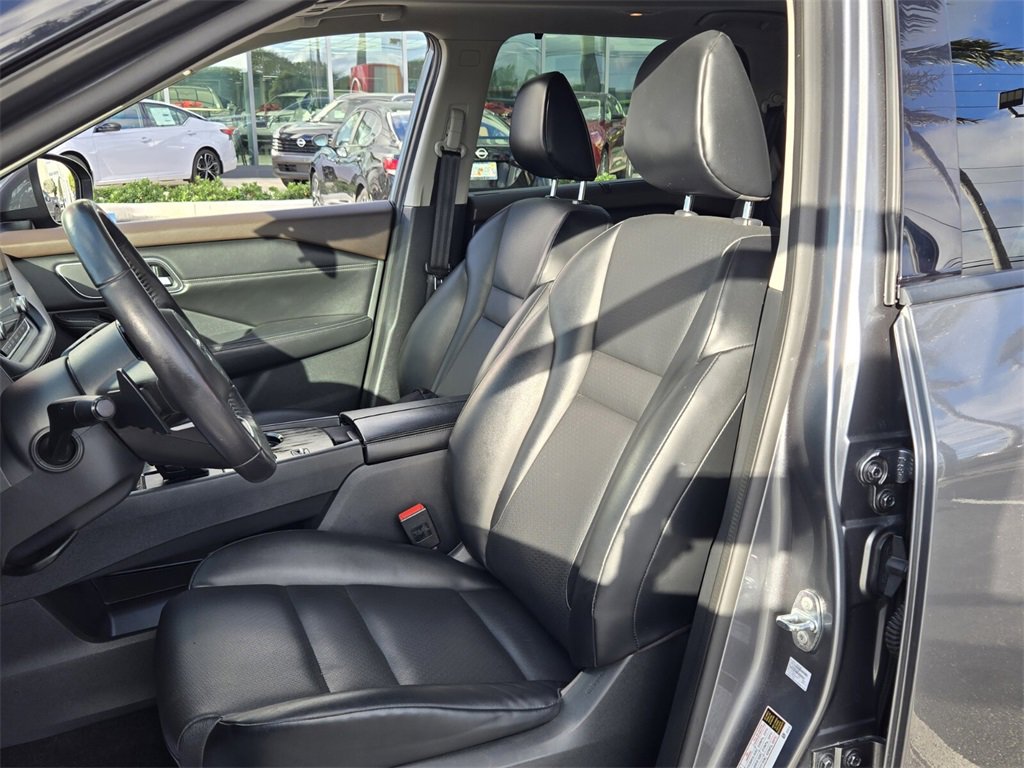 Used 2021 Nissan Rogue SV w/ Premium Package image 11