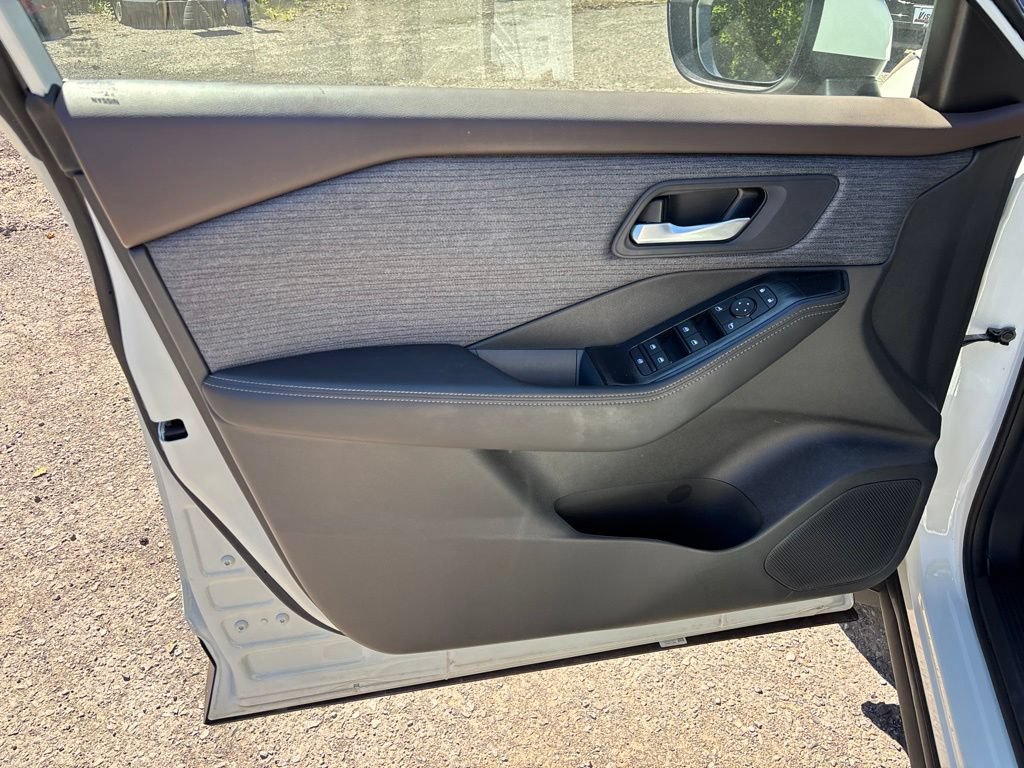 Used 2023 Nissan Rogue SV AWD/4WD image 17