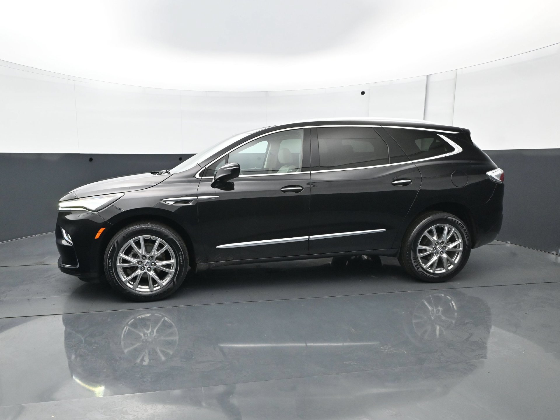 Used 2024 Buick Enclave Essence w/ Experience Buick Package AWD/4WD image 3