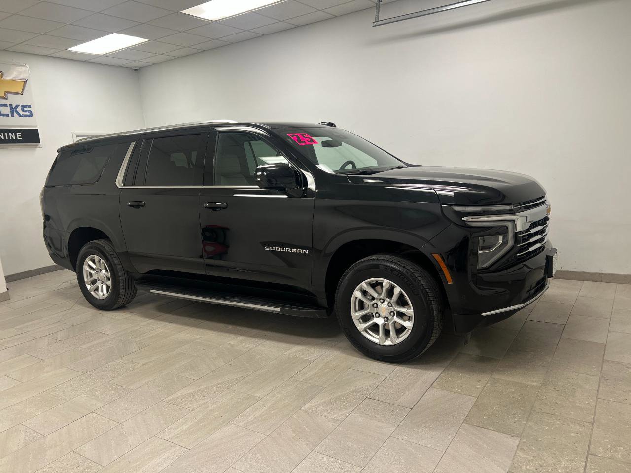 Used 2025 Chevrolet Suburban LT image 10