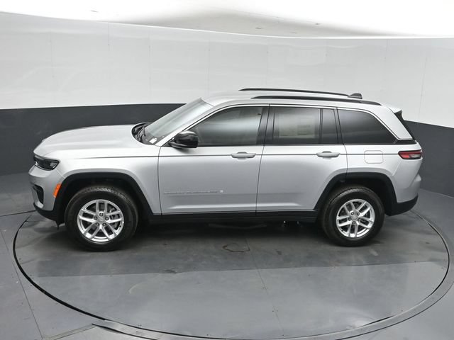 New 2026 Jeep Grand Cherokee Laredo w/ Trailer Tow Package AWD/4WD image 35