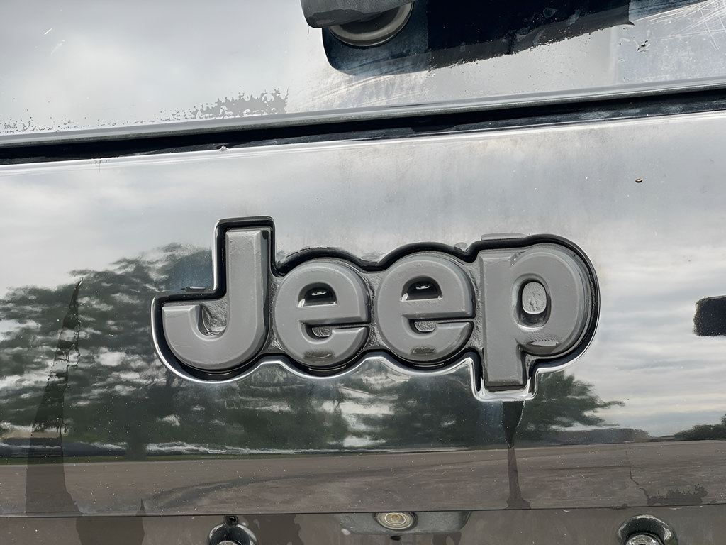 Used 2020 Jeep Cherokee Latitude w/ Cold Weather Group AWD/4WD image 9