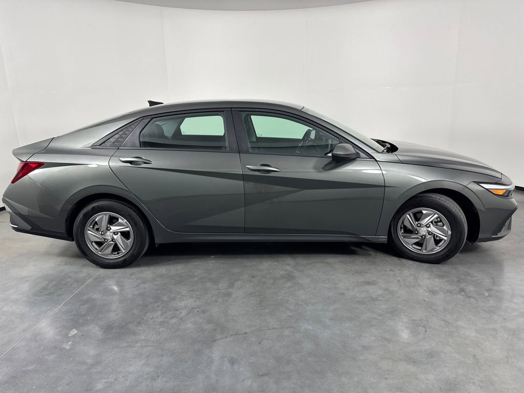 Certified 2025 Hyundai Elantra SE image 6
