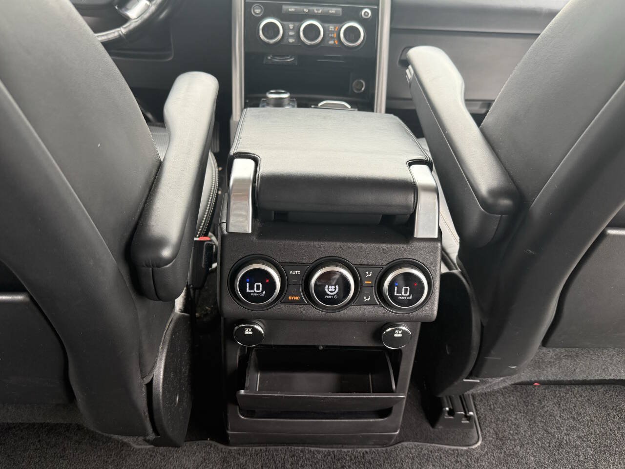 Used 2017 Land Rover Discovery First Edition AWD/4WD image 16