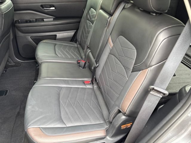 Certified 2024 Nissan Pathfinder Platinum w/ Black Appearance Package AWD/4WD image 10
