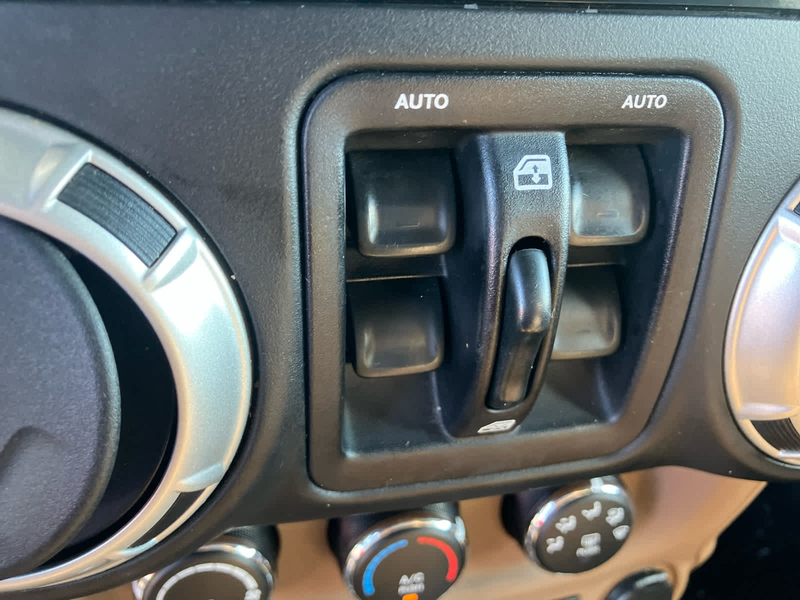 Used 2018 Jeep Wrangler Unlimited Sahara w/ Max Tow Package AWD/4WD image 17