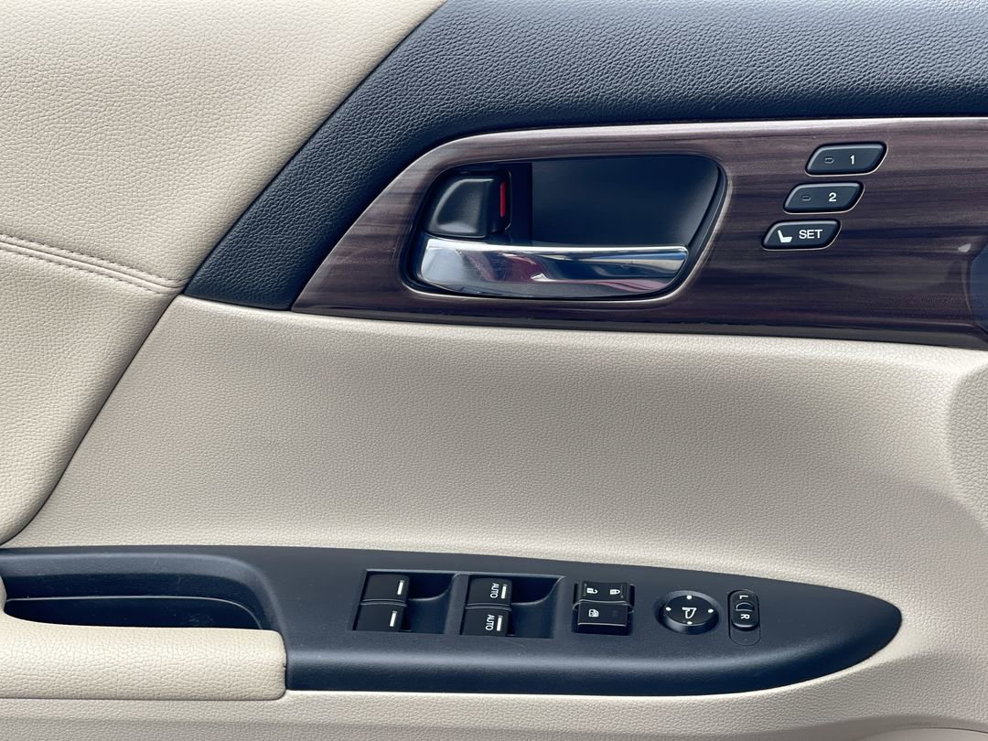 Used 2016 Honda Accord Touring image 8