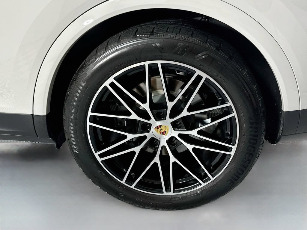Certified 2024 Porsche Cayenne AWD/4WD image 33