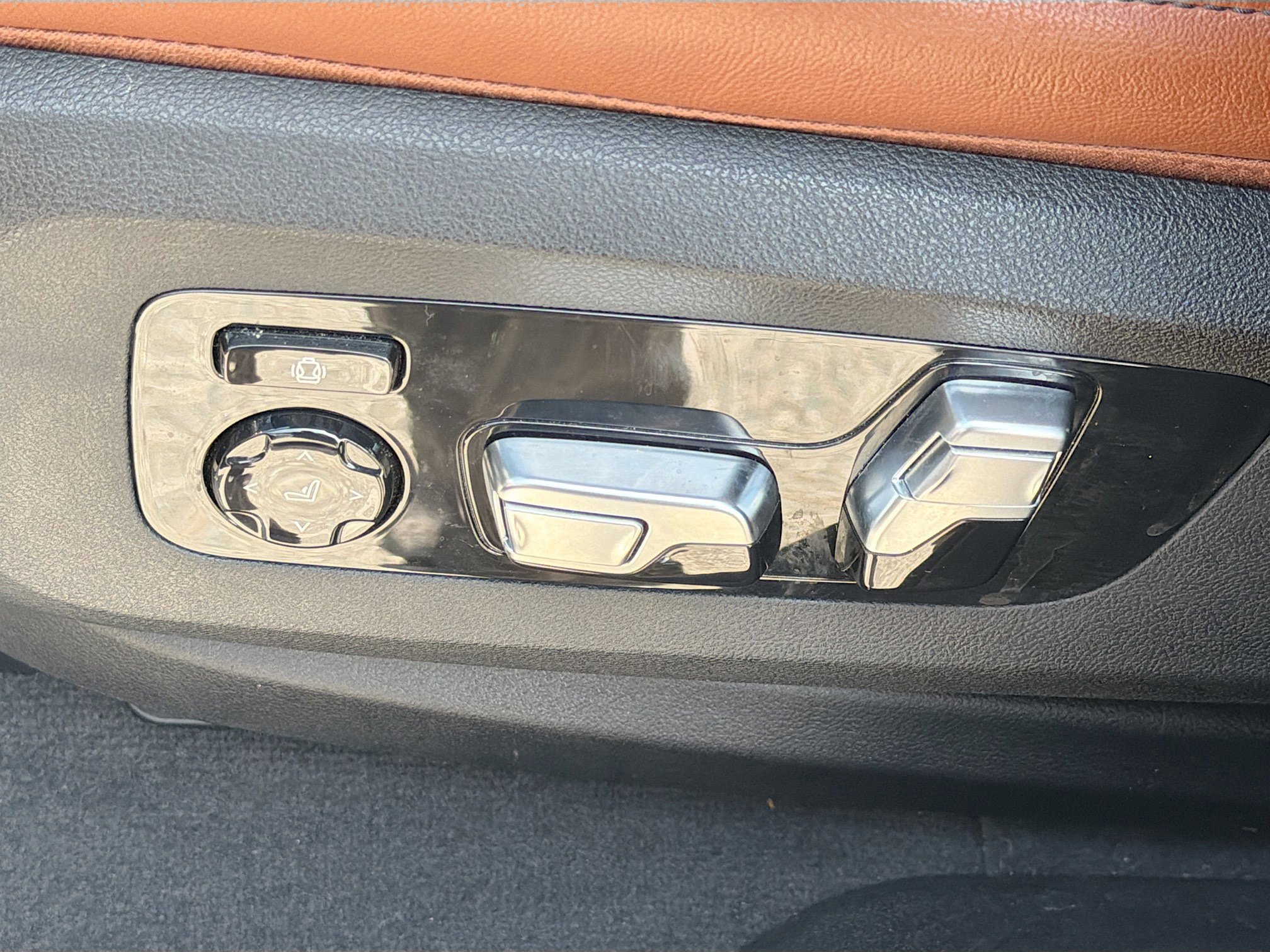 Used 2023 BMW X6 xDrive40i w/ M Sport Package image 24