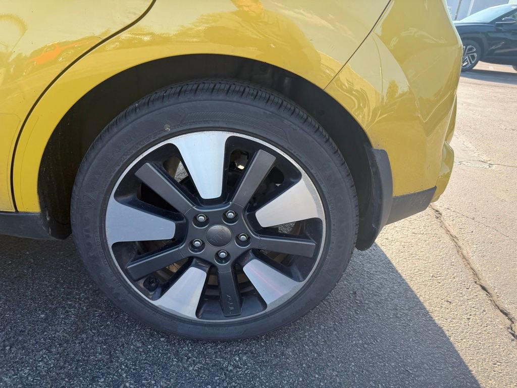 Used 2015 Kia Soul ! FWD image 5