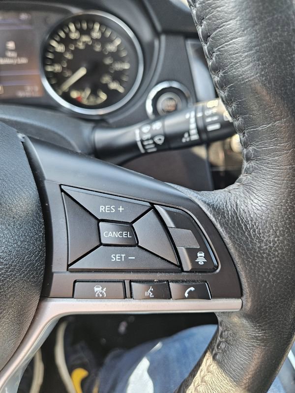 Used 2018 Nissan Rogue SL w/ Premium Package image 13