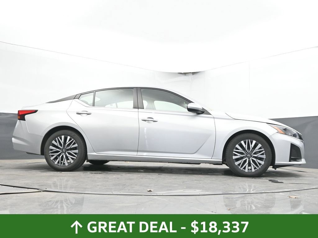 Used 2023 Nissan Altima 2.5 SV FWD image 55