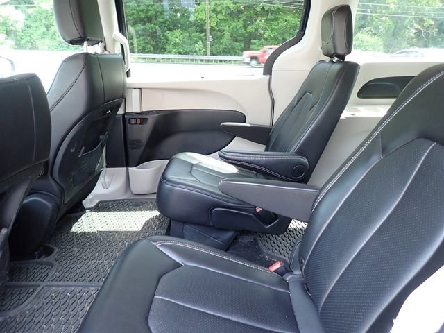 Used 2024 Chrysler Pacifica Touring-L FWD image 11