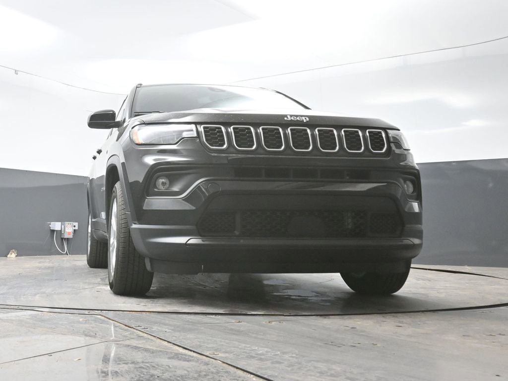 Used 2025 Jeep Compass Latitude image 27