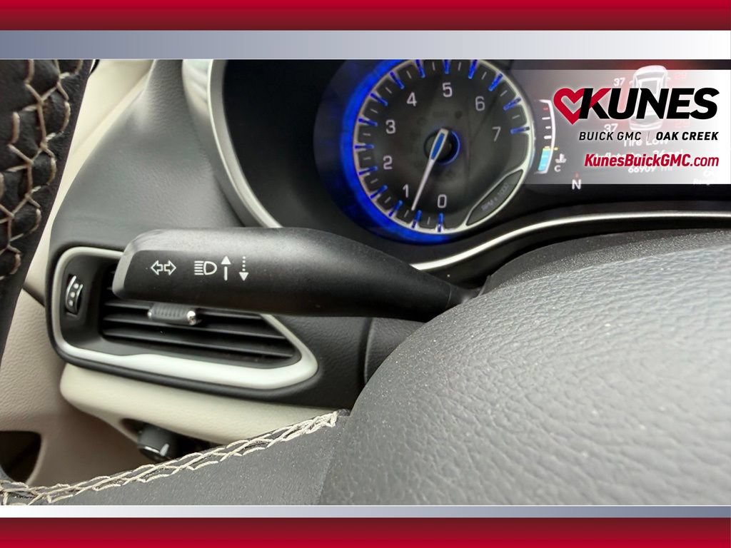 Used 2023 Chrysler Pacifica Touring-L FWD image 21