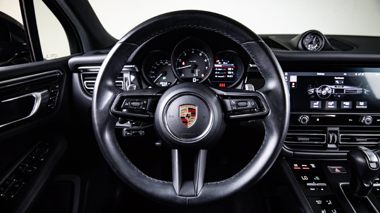 Certified 2023 Porsche Macan AWD/4WD image 26