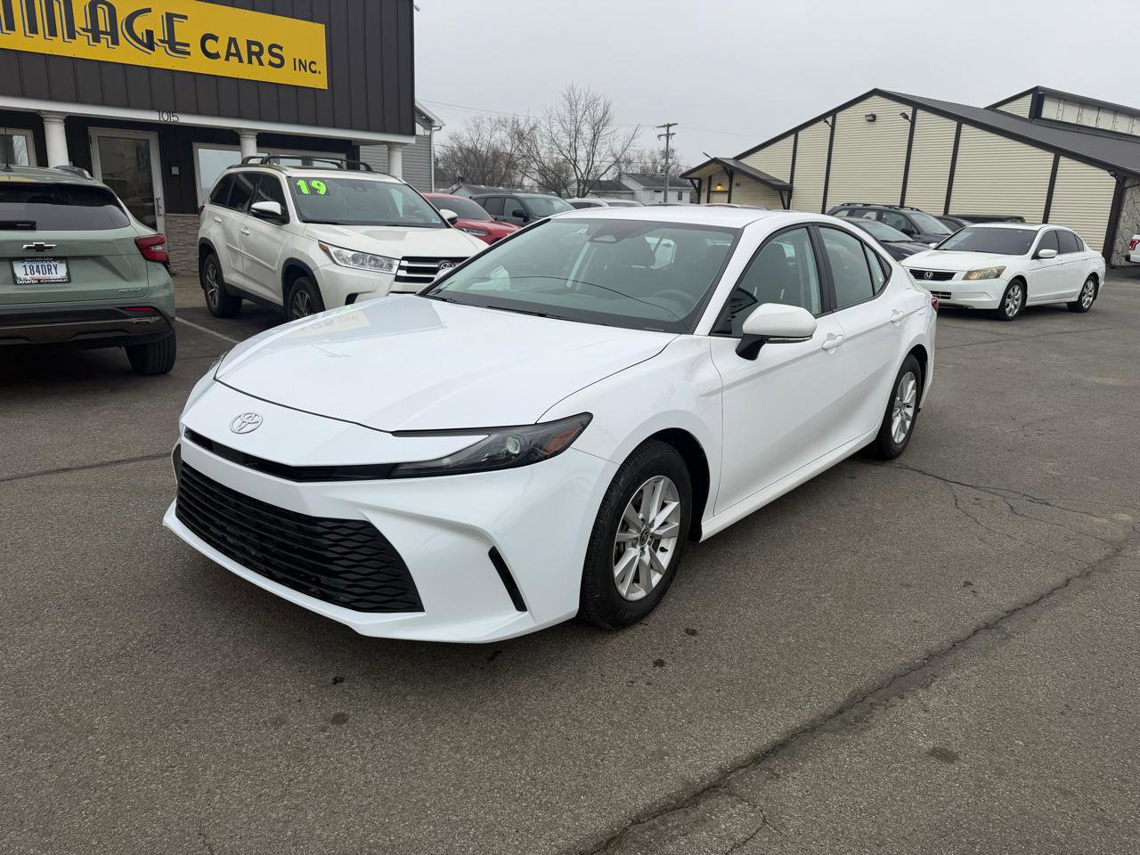 Used 2025 Toyota Camry LE image 3