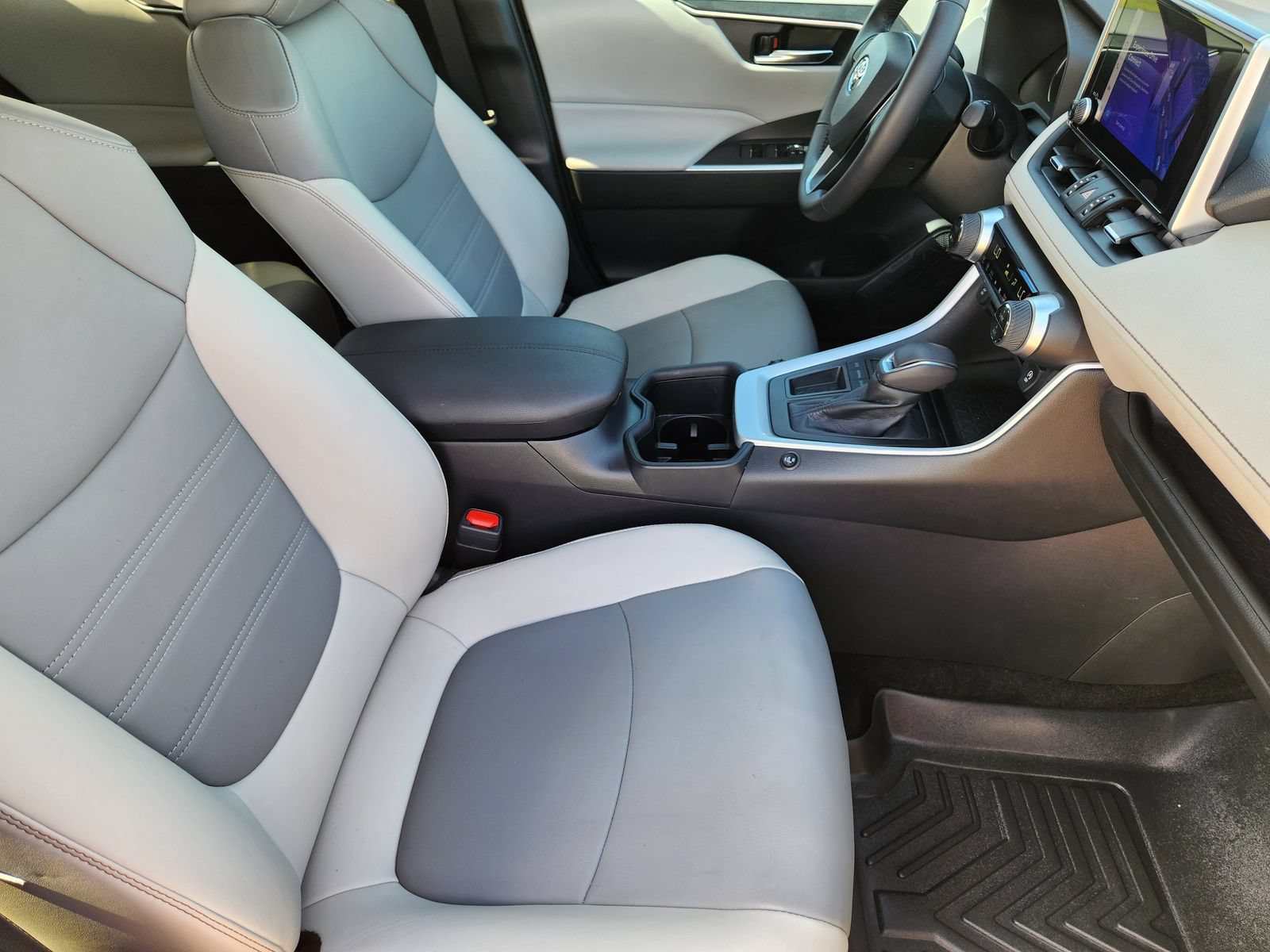 Used 2023 Toyota RAV4 XLE Premium FWD image 17