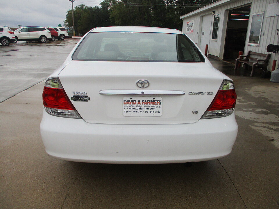 Used 2005 Toyota Camry XLE w/ VSC & Side Airbag Pkg FWD image 5