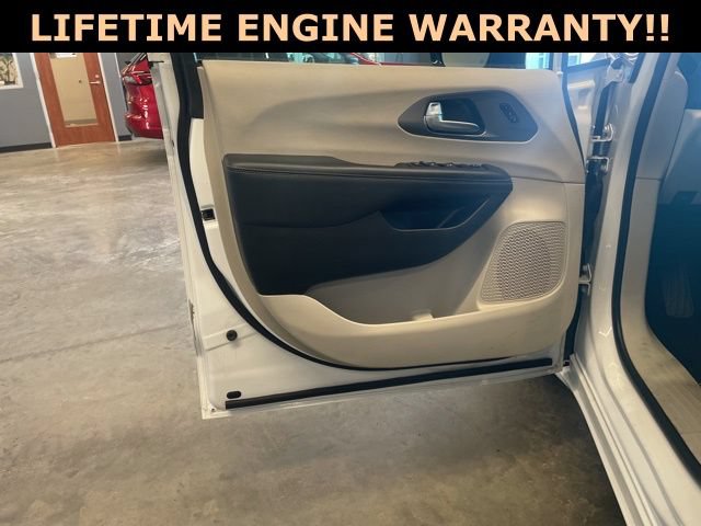 Used 2024 Chrysler Pacifica Touring-L FWD image 12