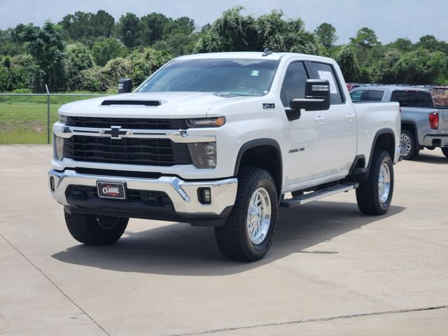 Used 2024 Chevrolet Silverado 2500 LT AWD/4WD image 3