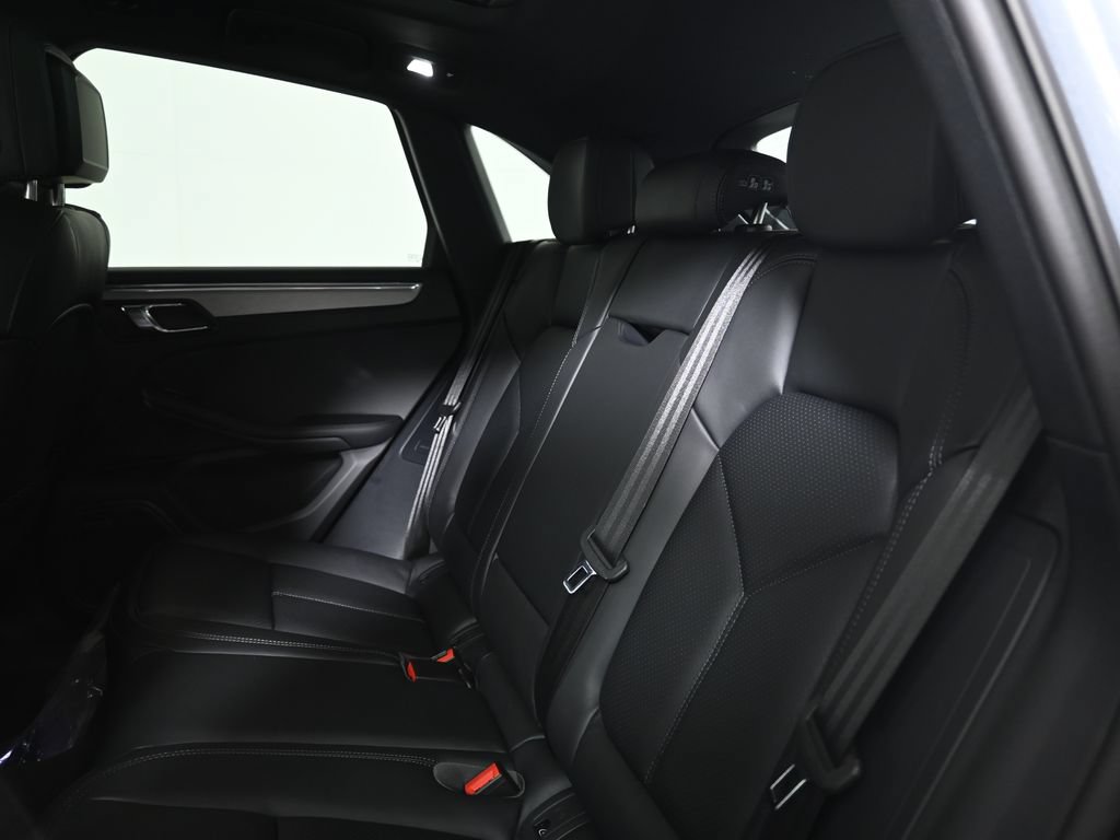 Used 2026 Porsche Macan AWD/4WD image 37