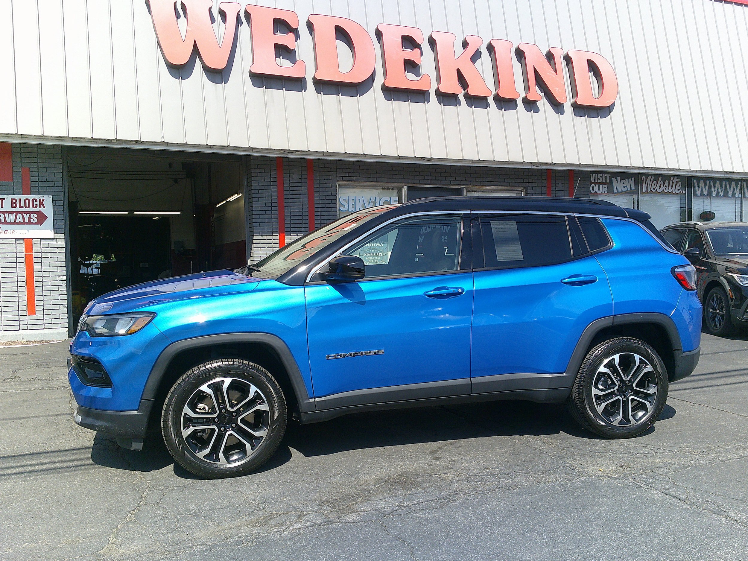 Used 2023 Jeep Compass Limited w/ Sun and Sound Group AWD/4WD image 3