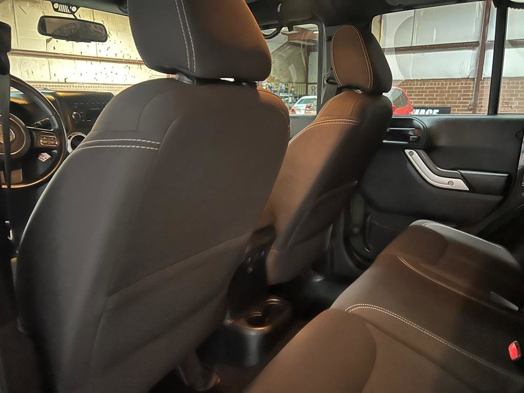 Used 2015 Jeep Wrangler Unlimited Rubicon w/ Connectivity Group image 30
