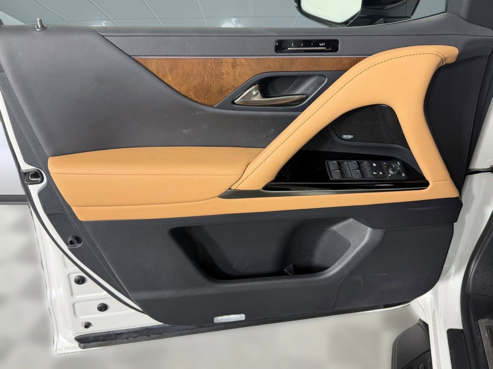 Used 2024 Lexus LX 600 4WD w/ Luxury Package image 12