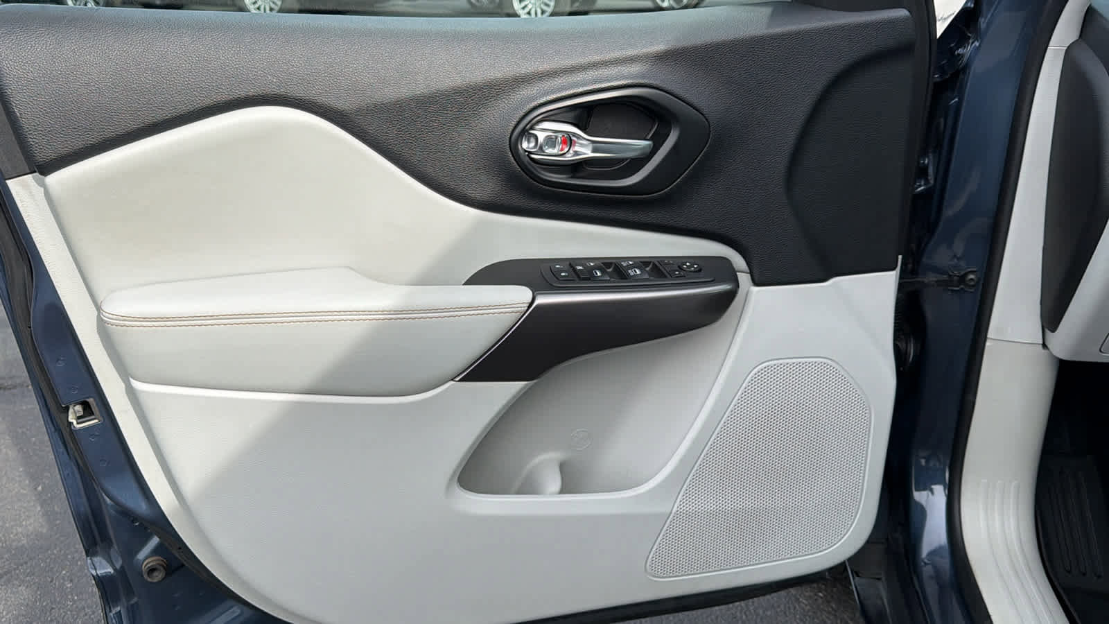 Used 2021 Jeep Cherokee Latitude Lux w/ Comfort/Convenience Group image 23