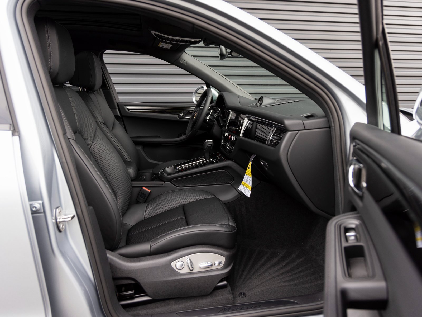 Certified 2025 Porsche Macan image 34