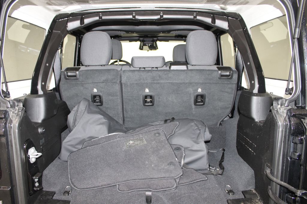 Used 2025 Jeep Wrangler Unlimited Sahara image 14