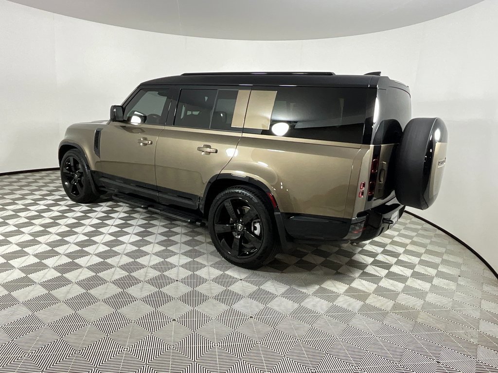 Used 2025 Land Rover Defender 130 X-Dynamic SE image 3