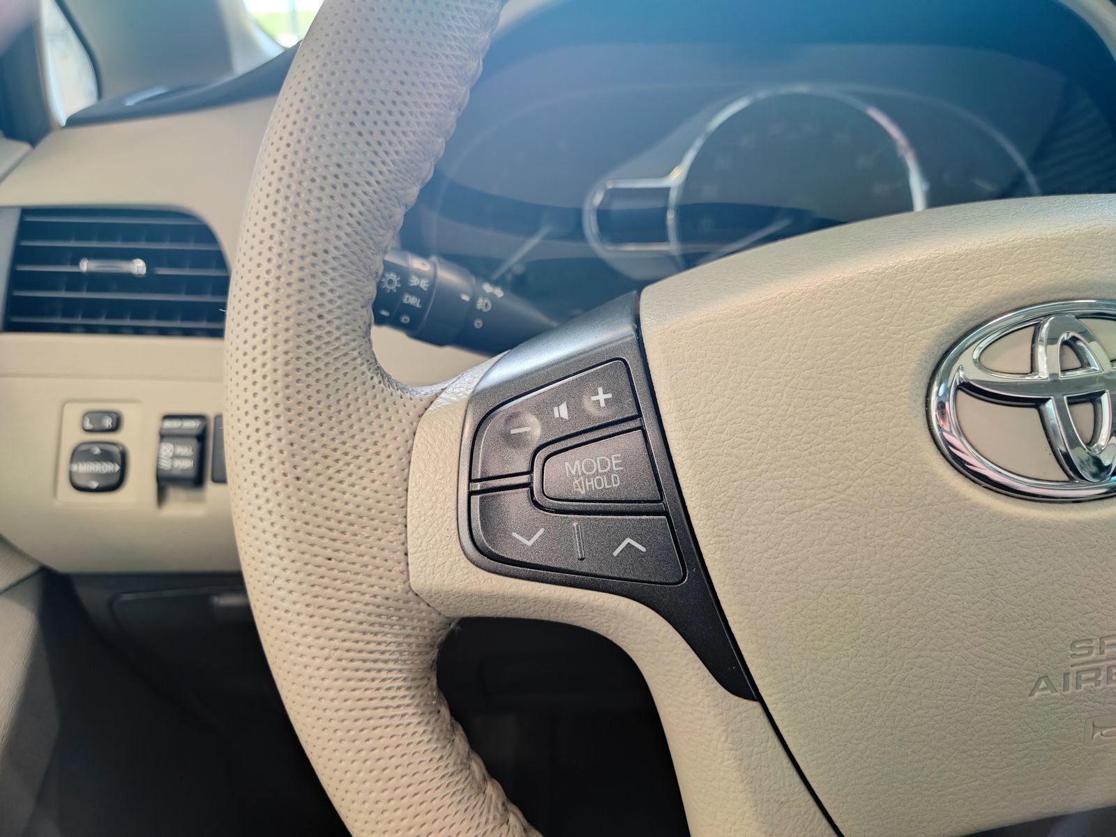 Used 2011 Toyota Sienna XLE FWD image 21