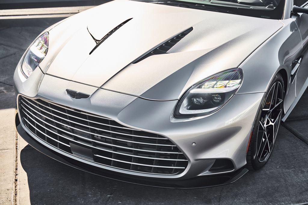 Used 2025 Aston Martin Vanquish RWD image 6