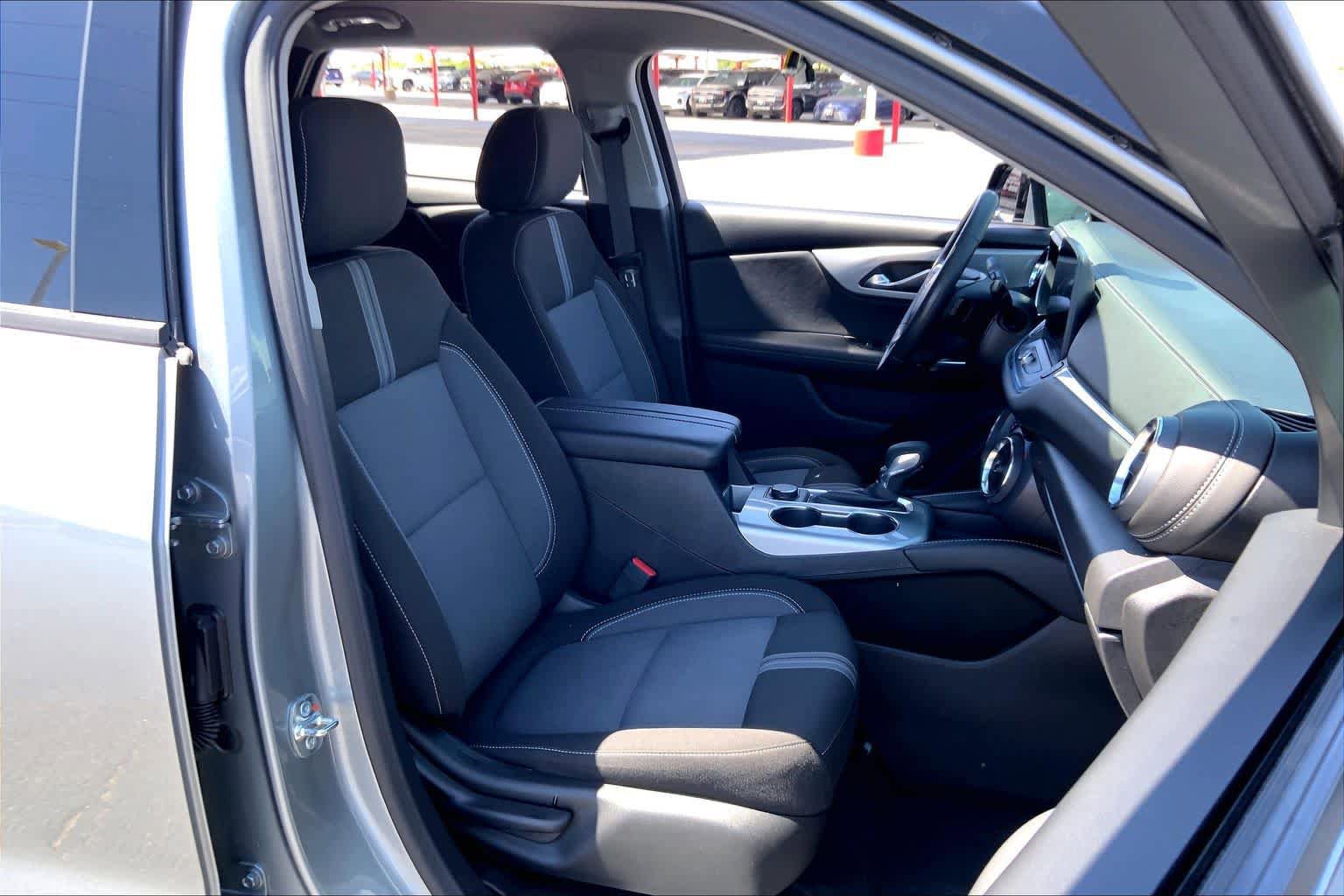 Used 2025 Chevrolet Blazer LT FWD image 9