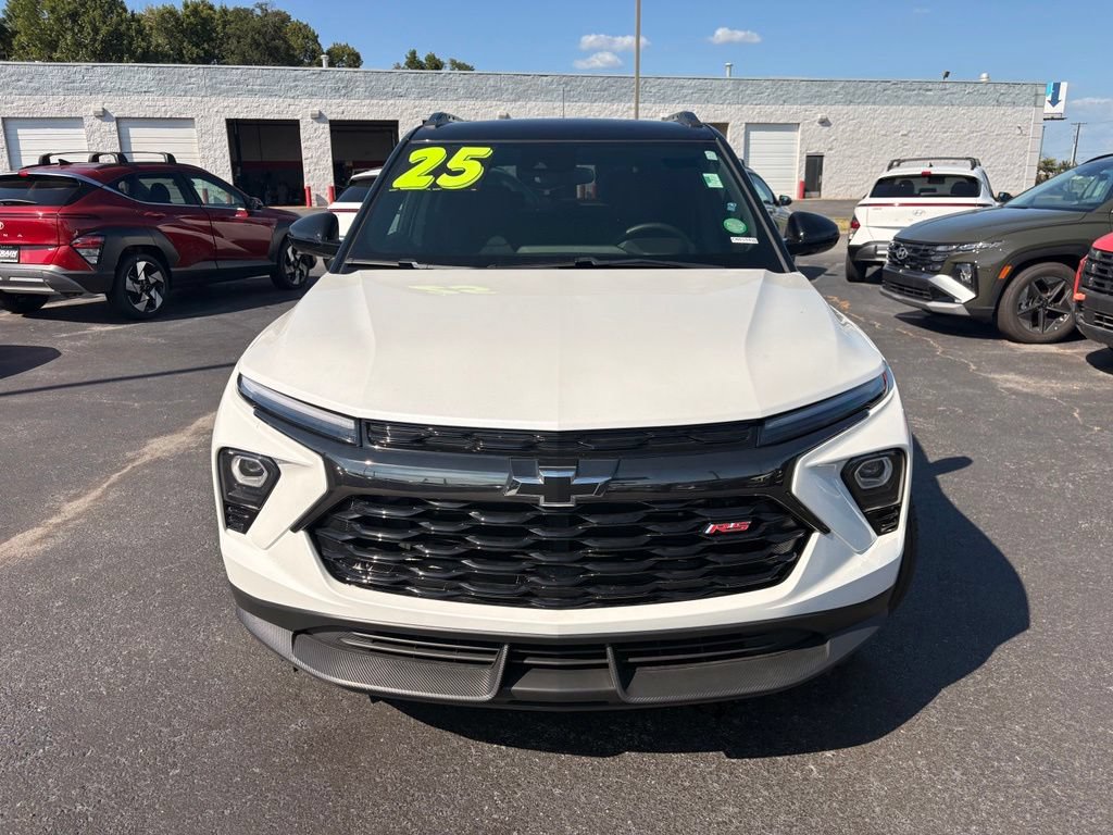 Used 2025 Chevrolet TrailBlazer RS FWD image 2