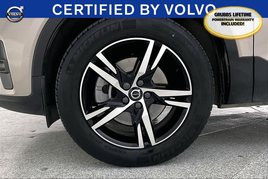 Used 2023 Volvo XC40 B4 Plus image 12