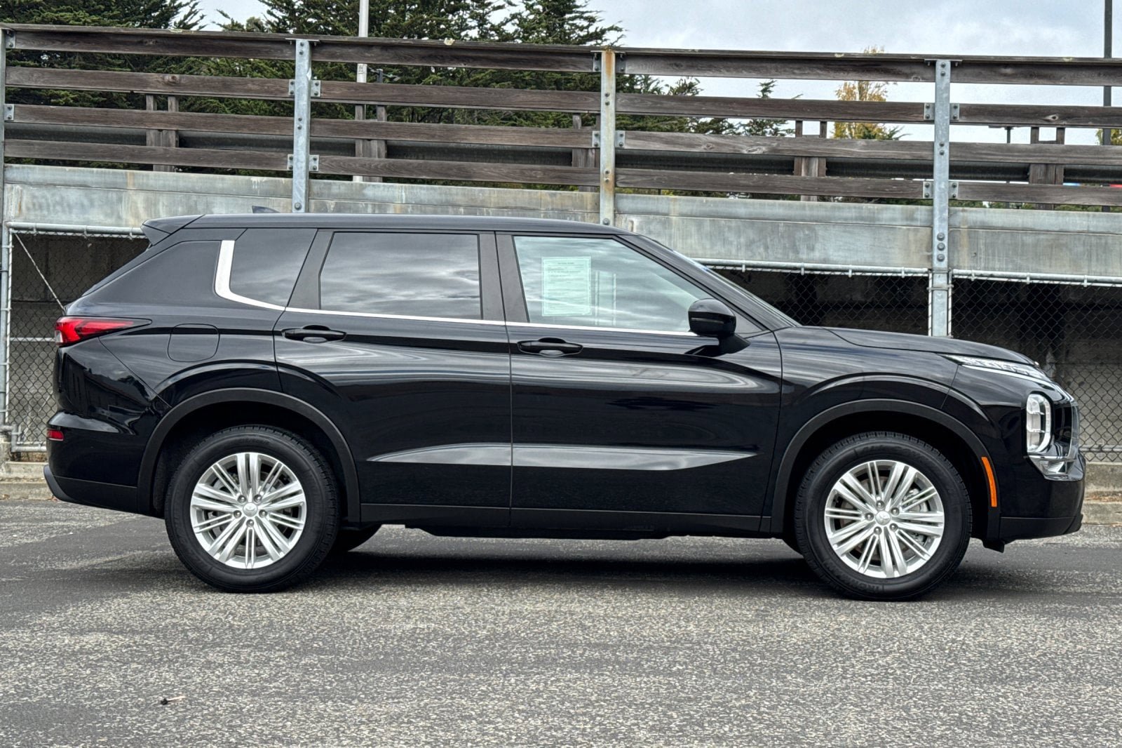Used 2024 Mitsubishi Outlander ES FWD image 3