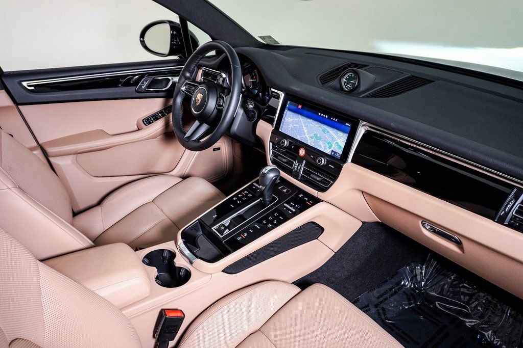 Certified 2025 Porsche Macan image 14