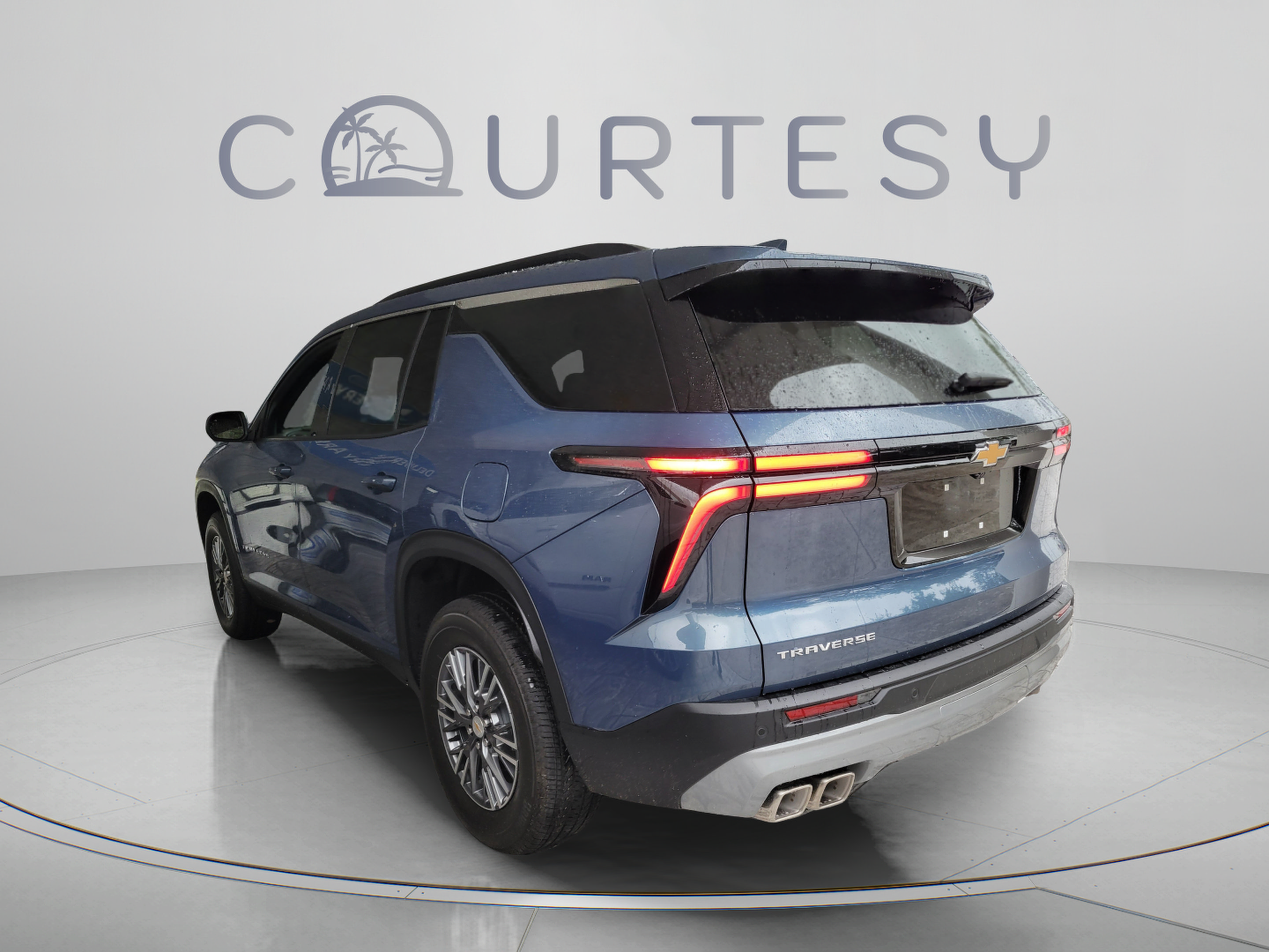 Used 2026 Chevrolet Traverse LT FWD image 2