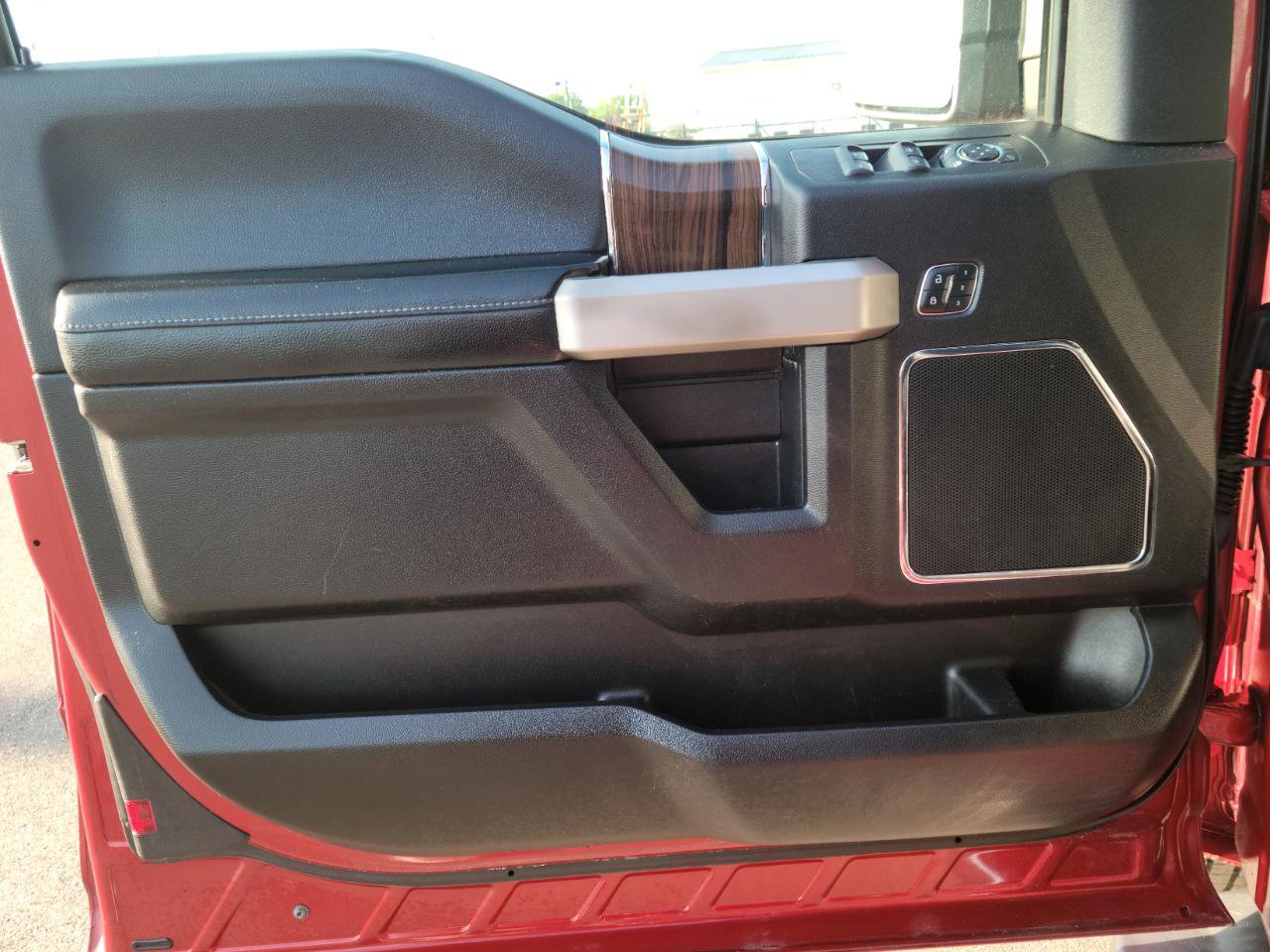 Used 2015 Ford F150 Lariat w/ Equipment Group 502A Luxury AWD/4WD image 8