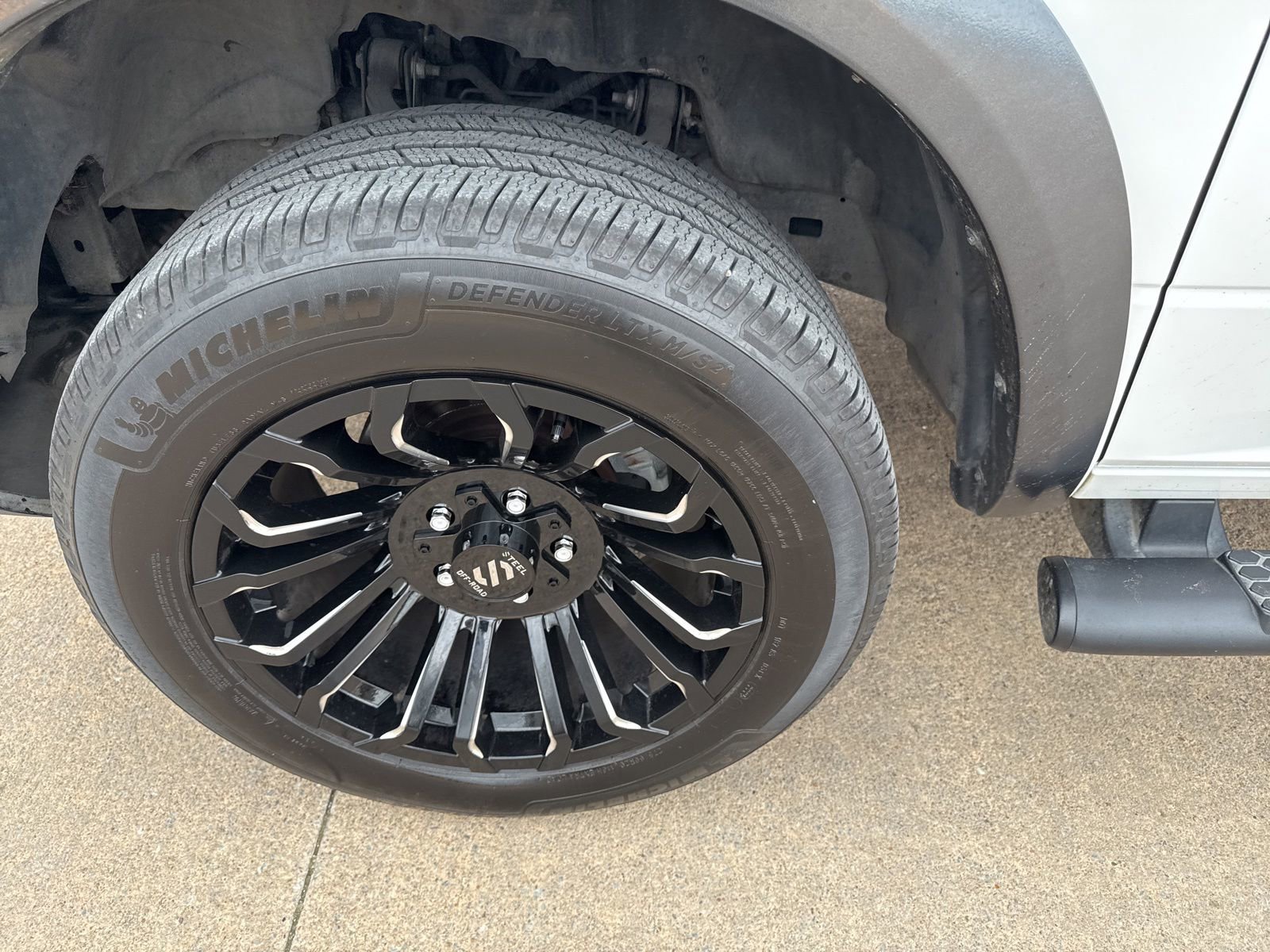 Used 2018 RAM 1500 SLT image 8