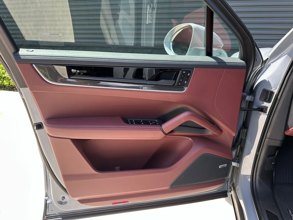 Used 2025 Porsche Cayenne Turbo image 14