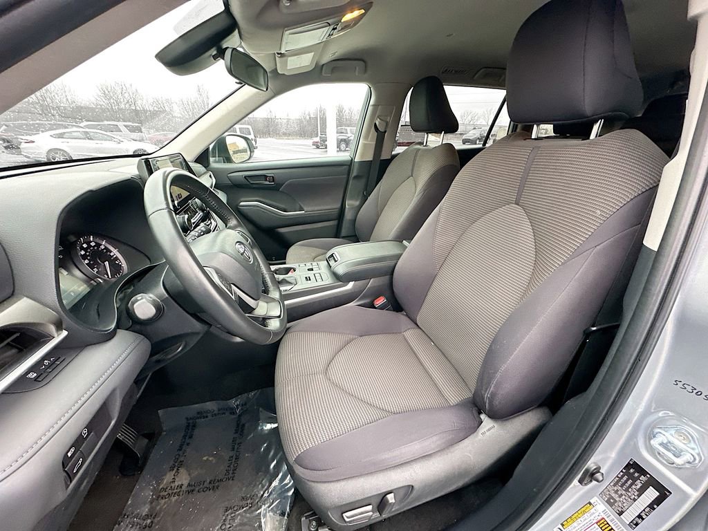 Used 2024 Toyota Highlander LE AWD/4WD image 28