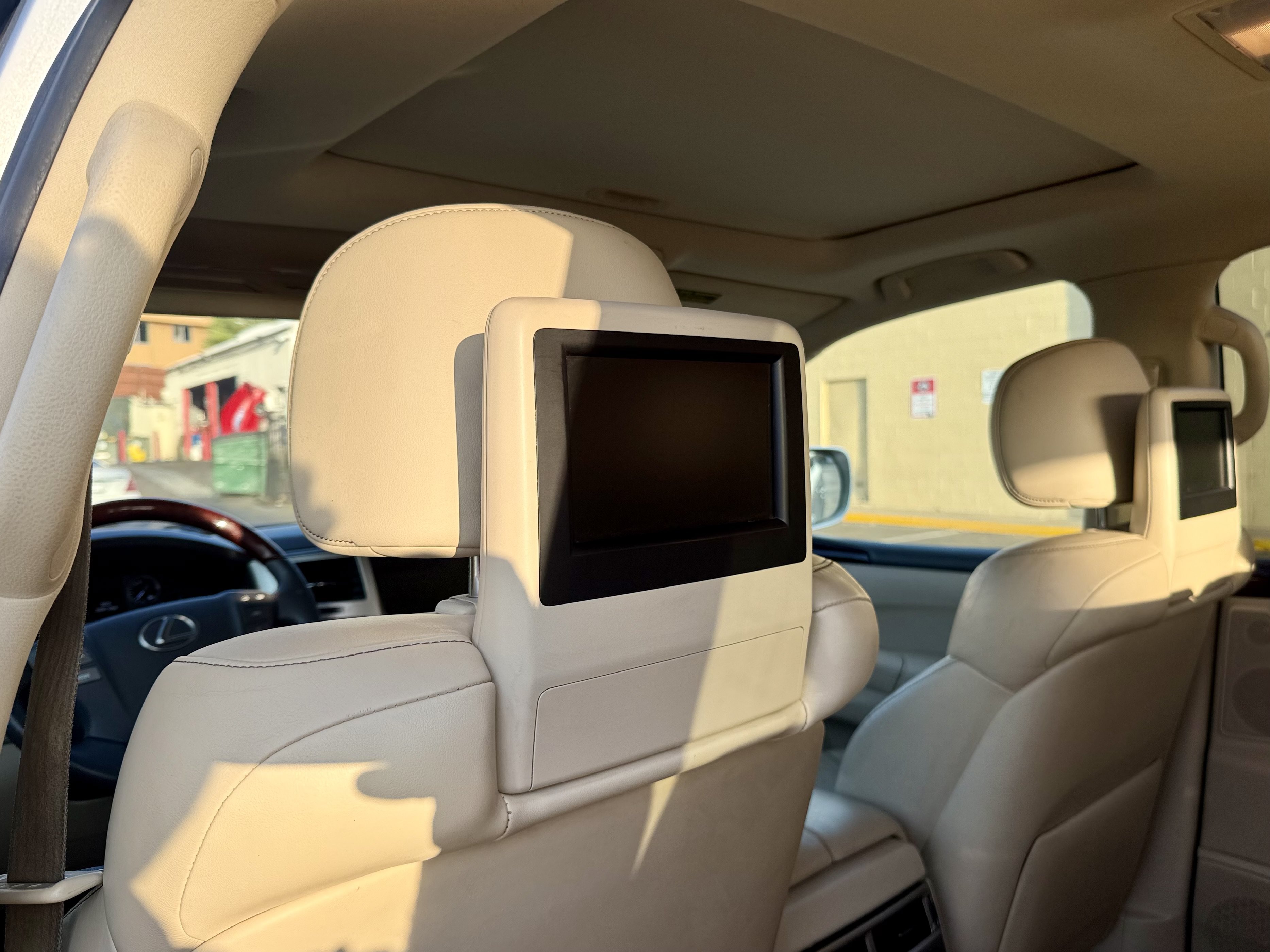 Used 2013 Lexus LX 570 4WD w/ Luxury Pkg image 34