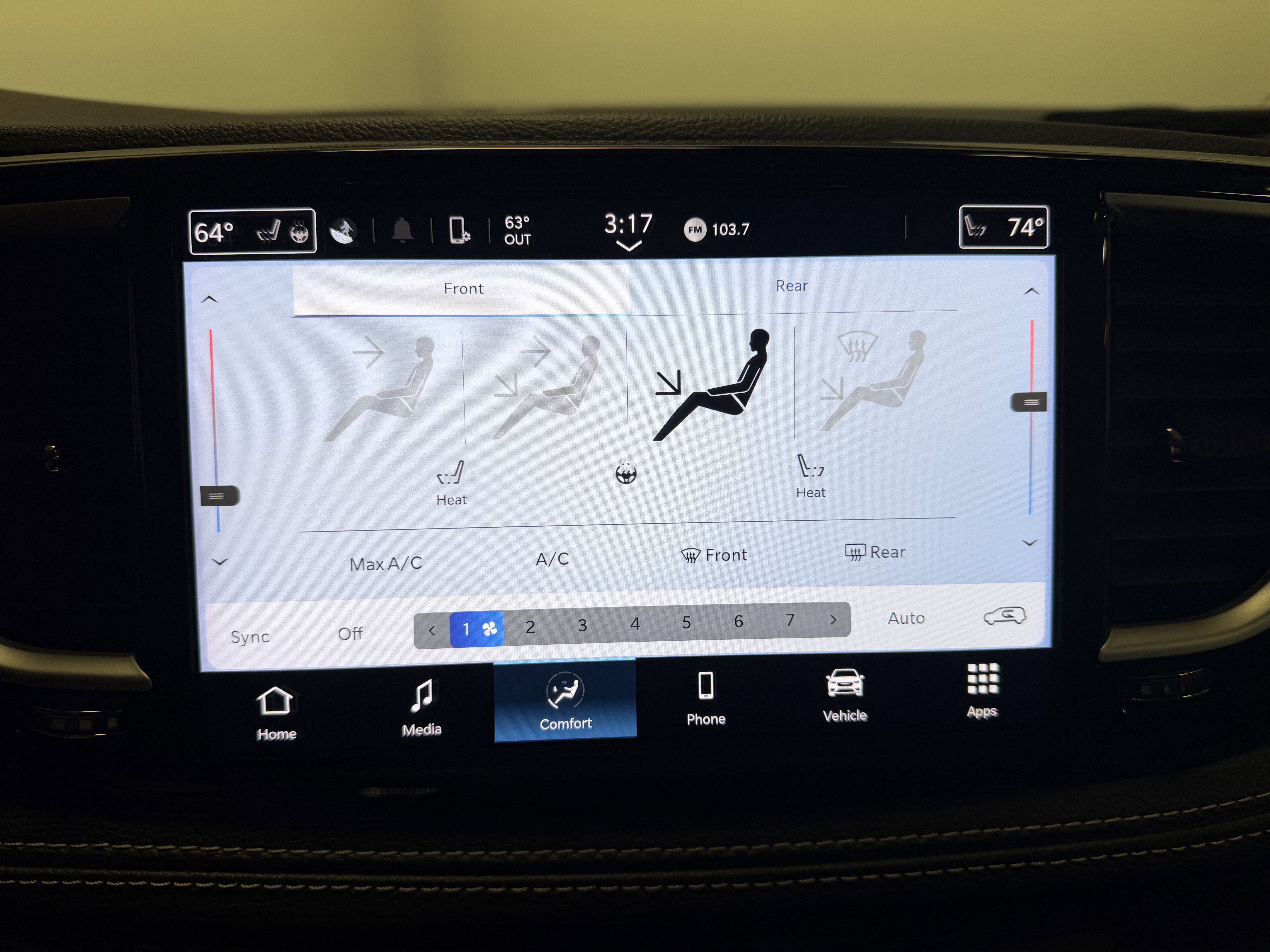 Used 2024 Chrysler Pacifica Touring-L image 7