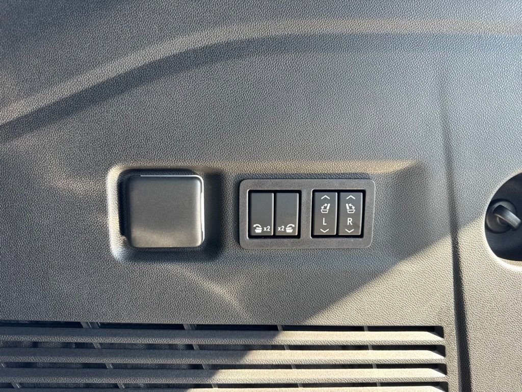 New 2026 GMC Yukon XL AT4 w/ AT4 Premium Package AWD/4WD image 28