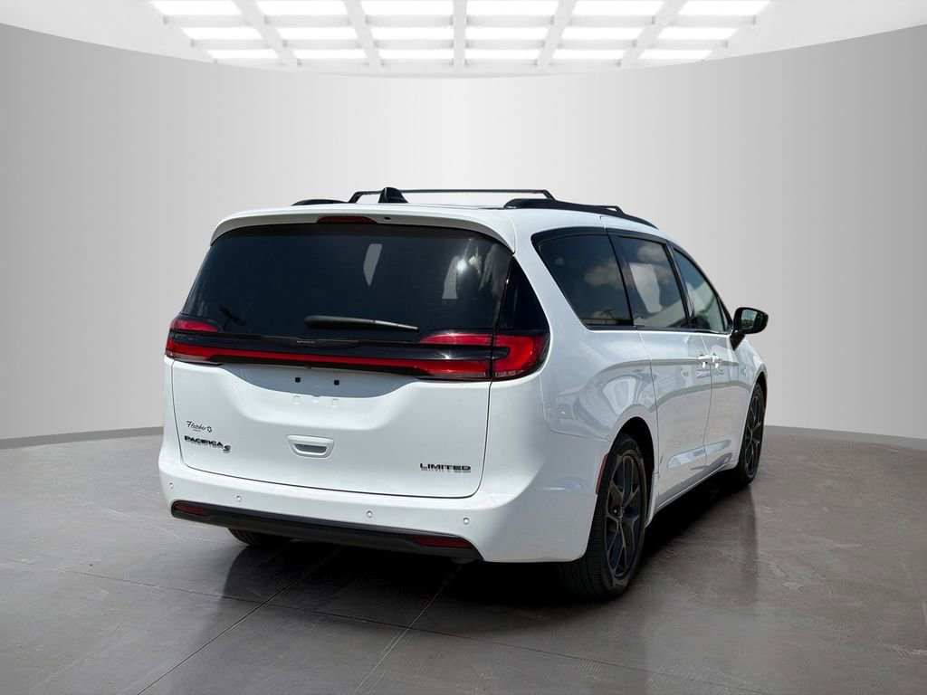 Used 2025 Chrysler Pacifica Limited FWD image 3