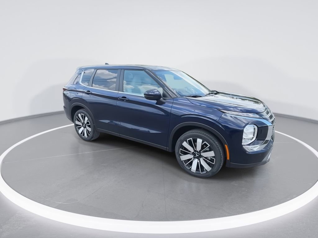 Used 2025 Mitsubishi Outlander SE image 2